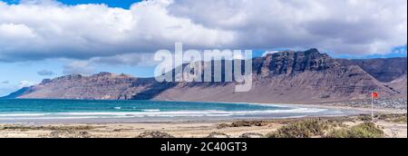 Spiaggia e montagne di Famara a Caleta de Famara, Lanzarote, Isole Canarie Foto Stock