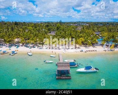 Veduta aerea della bellissima spiaggia di Trou aux Biches, Mauritius. Foto Stock