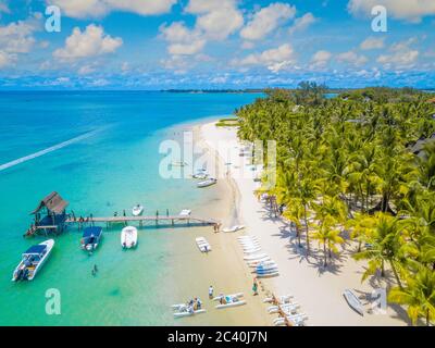 Veduta aerea della bellissima spiaggia di Trou aux Biches, Mauritius. Foto Stock