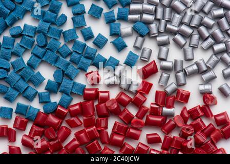 resina plastica polimerica rossa, rinforzata con fibra di vetro blu, lucida argento, non rinforzata in laboratorio Foto Stock