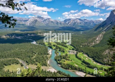 Vista aerea della valle del fiume Bow dalla montagna Tunnel, Parco Nazionale Banff, Alberta, Canada Foto Stock