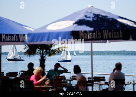 Steinhude, Germania. 23 Giugno 2020. Barche a vela navigano sul Meer Steinhuder. Il lago Steinhuder è il più grande lago della bassa Sassonia. Credit: OLE Spata/dpa/Alamy Live News Foto Stock