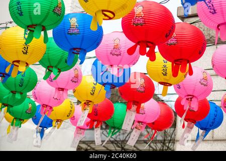 SEOUL, COREA DEL SUD - 8 APRILE 2017: Lanterne colorate per celebrare il compleanno di Buddha, un festival buddista che si celebra nella maggior parte dell'Asia orientale Foto Stock