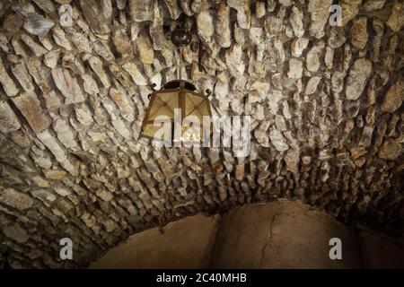 Lampada a lanterna d'epoca in stile antico appesa al soffitto in cantina Foto Stock