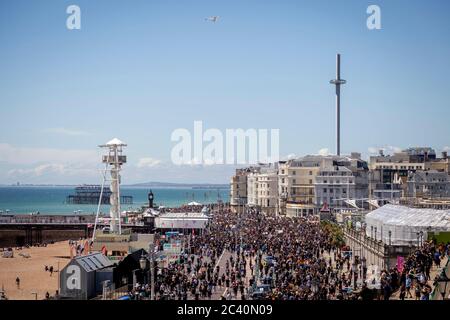 Folle che si bloccano alla marcia BLM a Brighton Foto Stock