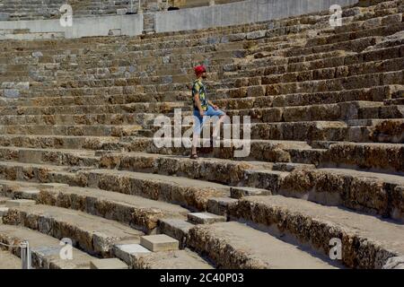 Bel giovane in cappello rosso nell'antica città di Efeso Foto Stock