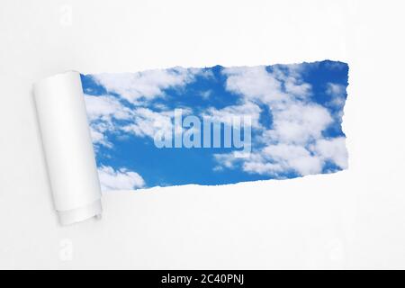 Cielo blu nel buco della carta bianca strappata closeup estremo. Rendering 3d Foto Stock