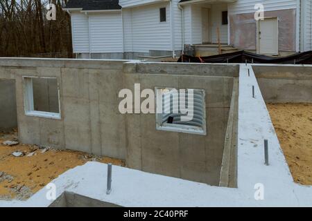 Nuova casa di cemento casa nella fondazione per una nuova costruzione muro di fondazione con cemento Foto Stock