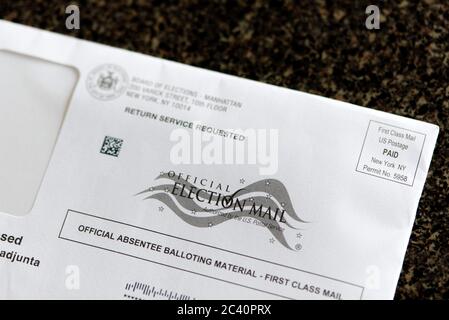 Vista di una busta contenente un voto di assentee su un tavolo di un votante, New York, NY, USA, 23 giugno 2020. Foto Stock