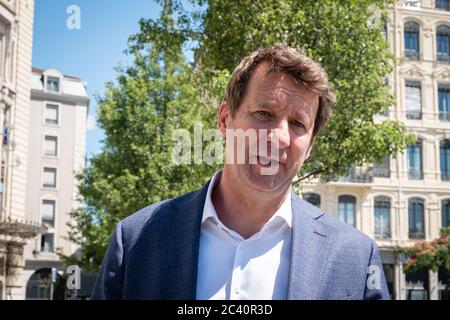 Il 22/06/2020, Lione, Auvergne-Rhône-Alpes, Francia. Yannick Jadot, EELV (Europe écologie les Verts), deputato al Parlamento europeo, è venuto a sostenere l'ambientalista di Lione candida Foto Stock