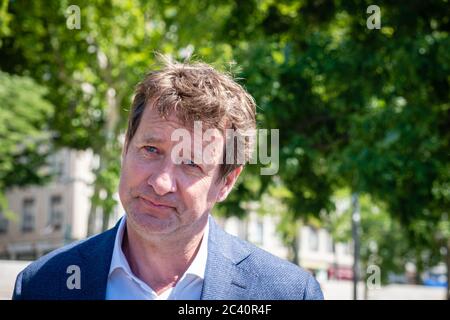 Il 22/06/2020, Lione, Auvergne-Rhône-Alpes, Francia. Yannick Jadot, EELV (Europe écologie les Verts), deputato al Parlamento europeo, è venuto a sostenere l'ambientalista di Lione candida Foto Stock