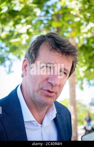 Il 22/06/2020, Lione, Auvergne-Rhône-Alpes, Francia. Yannick Jadot, EELV (Europe écologie les Verts), deputato al Parlamento europeo, è venuto a sostenere l'ambientalista di Lione candida Foto Stock