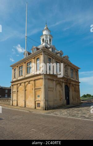 Custom House Kings Lynn, l'angolo nord-est di una Custom House del XVII secolo situato a Purfleet Quay nel centro storico di King's Lynn, Norfolk UK. Foto Stock