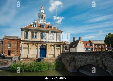 Kings Lynn Custom House, vista della Custom House del 17 ° secolo situato a Purfleet Quay nel centro storico di King's Lynn, Norfolk UK. Foto Stock