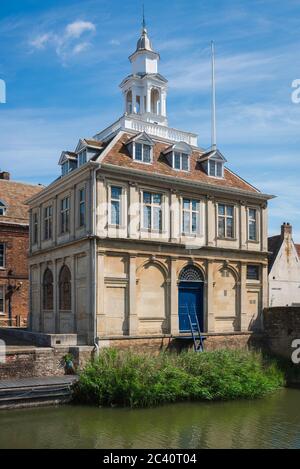 Kings Lynn Custom House edificio, vista della Custom House del 17 ° secolo situato a Purfleet Quay nel centro storico di King's Lynn, Norfolk UK. Foto Stock