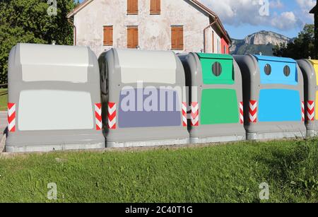 molti bidoni per la raccolta differenziata dei rifiuti riciclabili nella strada cittadina Foto Stock