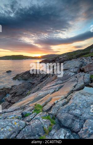 Tramonto sulle scogliere di Hushinish sull'isola di Harris in Scozia Foto Stock