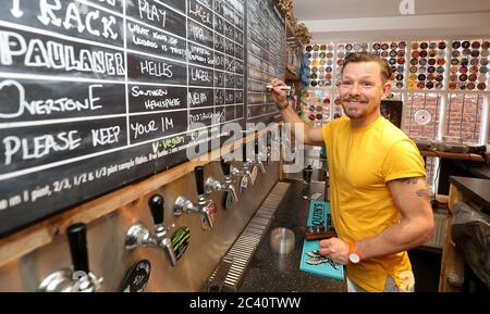 L'ex attore di Coronation Street Adam Rickitt inizia a preparare il suo bar, Dexter & Jones, a Knutsford, Cheshire, per la riapertura dopo che il governo ha annunciato restrizioni su bar e pub saranno facilitate dal 4 luglio. Il bar è stato aperto per ordini da portare via durante il blocco. Foto Stock