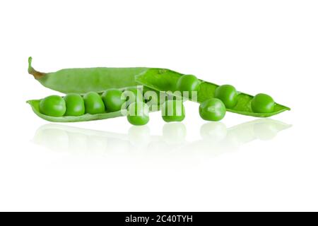 piselli freschi si trovano in un baccello aperto. Isolato su sfondo bianco Foto Stock