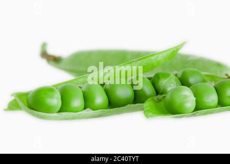 Piselli verdi freschi con cialda, isolati su sfondo bianco Foto Stock