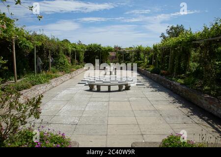 Gioco di scacchi gigante nel Giardino murato di Burton Agnes Hall, Estate, East Yorkshire, Inghilterra, Regno Unito, GB. Foto Stock