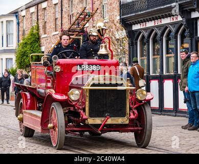Uomini in costume nel 1916 Red Dennis veicolo fuoco vintage, Great North Steam Fair, Beamish Museum, Durham County, Inghilterra, UK Foto Stock