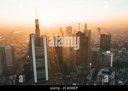 Incredibile vista di Francoforte sul meno, Germania Skyline in Hazy mattina invernale in bella Sunrise Light 2019 settembre Foto Stock