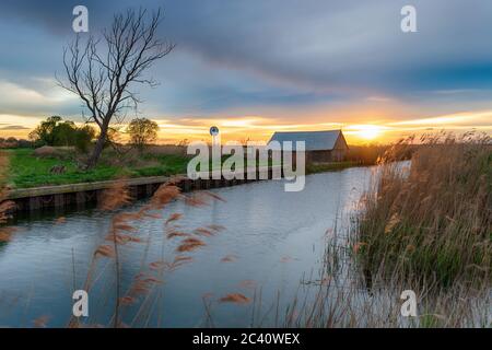 Tramonto sul fiume Thurne a Somerton ovest sulla Norfolk Broads Foto Stock