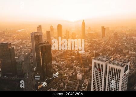 Incredibile vista di Francoforte sul meno, Germania Skyline in Hazy mattina invernale in bella Sunrise Light 2019 settembre Foto Stock