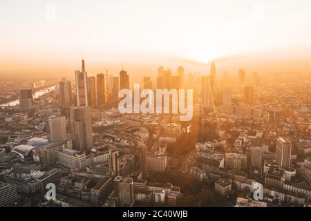 Incredibile vista di Francoforte sul meno, Germania Skyline in Hazy mattina invernale in bella Sunrise Light 2019 settembre Foto Stock