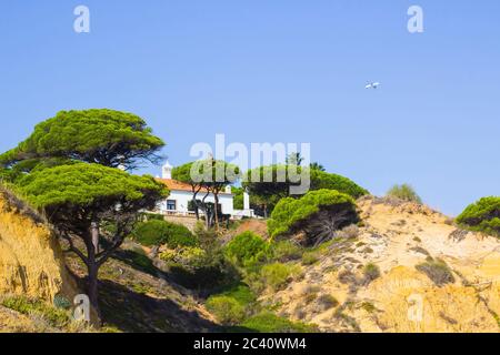 3 Ottobre 2018 una parte appartata della spiaggia di Falesia con una piccola proprietà elevata sull'Algarve Portogallo in una giornata calda che mostra magnificamente maturo co Foto Stock