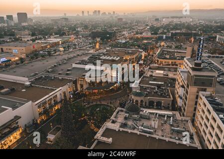 Il Grove Shopping Centre a Los Angeles al Tramonto con Negozi e Hollywood Skyline in lontananza Foto Stock