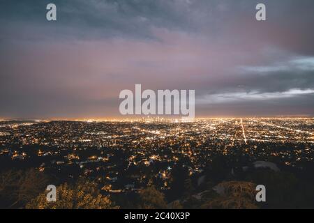 Bella vista ampia su tutta Los Angeles di notte con le luci della città che si illuminano in lontananza Foto Stock