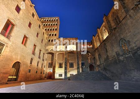 La medievale Placa del Rei a Barcellona, Spagna di notte. Foto Stock