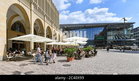 23 giugno 2020, Sassonia, Chemnitz: Il grande magazzino di vetro di Galeria Karstadt Kaufhof (r), progettato da Helmut Jahn, si trova al mercato di Chemnitz, direttamente accanto al centro commerciale Galerie Roter Turm con la facciata suggestiva dell'architetto Hans Kolhoff. Chemnitz e il sindacato Verdi non vogliono accettare la prevista chiusura del negozio Galeria Karstadt Kaufhof in città senza agire. Il gruppo di grandi magazzini in difficoltà aveva annunciato la chiusura di 62 dei suoi 172 grandi magazzini la scorsa settimana. Secondo Verdi, circa 140 dipendenti di Chemnitz sono colpiti dalla chiusura. Punto Foto Stock