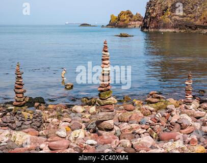 Pietre in pietra con mare calmo, Eye Cave Beach, Dunbar, East Lothian, Scozia, Regno Unito Foto Stock