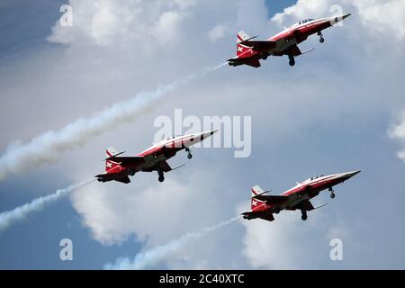 PAYERNE, SVIZZERA - 7 SETTEMBRE: La squadra acrobatica Patrouille Suisse in formazione di volo all'aeroporto militare Payerne durante l'Aerostazione AIR14 a Septe Foto Stock