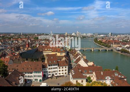 Aereo di Basilea città in Svizzera con la città vecchia e il fiume Reno dal Munster. Foto Stock