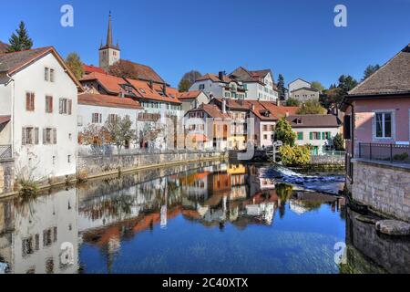 Paesaggio urbano di Vallorbe nella regione del Giura in Svizzera lungo il fiume Orbe. Foto Stock