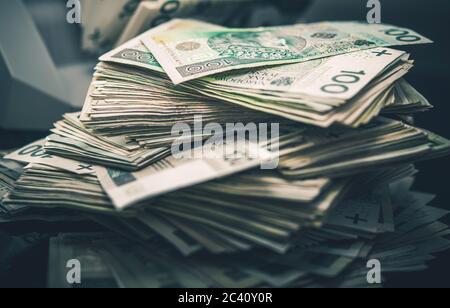 Big pile di cento banconote di zloty polacche primo piano. Valuta della Polonia. Tema bancario e finanziario. Foto Stock