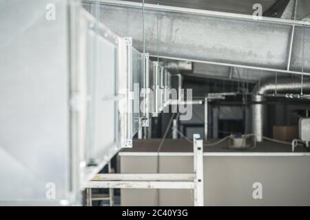 Ventilazione aria riscaldamento e raffreddamento albero di montaggio a soffitto. Impianto di climatizzazione magazzino. Tecnologie HVAC. Foto Stock