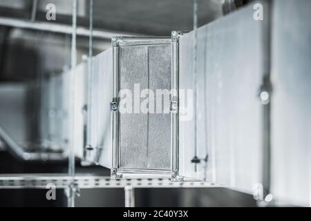 Primo piano dell'albero HVAC nell'edificio del magazzino. Impianto di riscaldamento, ventilazione e condizionamento dell'aria. Foto Stock