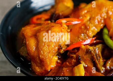 Pollo fritto cotto con salsa piccante dolce e acara, peperoncino tailandese, peperoncino rosso e patate. Foto Stock