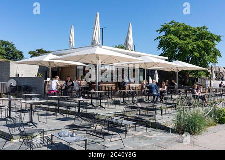Mattolaituri, una popolare caffetteria all'aperto sul mare nel quartiere Kaivopuisto di Helsinki, Finlandia Foto Stock
