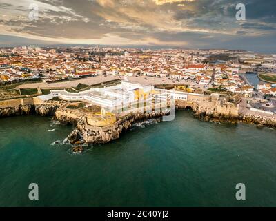 Vista aerea di Peniche con la fortezza - tutto a penisola con scogliere alte, Portogallo Foto Stock