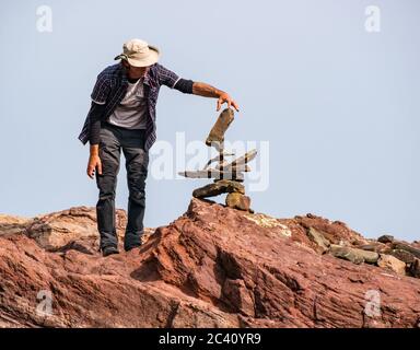 Pedro Duran pietra impilatore bilanciamento, European Stone Stacking Championship, Eye Cave Beach, Dunbar, East Lothian, Scozia, Regno Unito Foto Stock