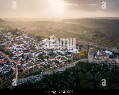 Veduta aerea di Obidos con mura storiche e il castello, quartiere Leiria, Portogallo Foto Stock
