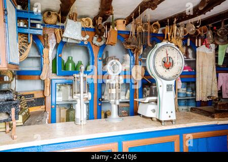 Negozio d'epoca con bilancia da cucina al banco in Portogallo, Europa Foto Stock