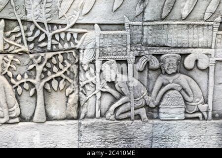 Dettaglio di sculture a bassorilievo sulle pareti del complesso del tempio di Angkor Thom, Siem Reap, Cambogia, Asia Foto Stock