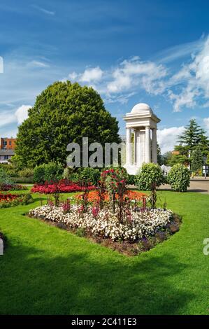 Regno Unito, Somerset, Taunton, Vivary Park, Gardens & Cenotaph in estate Foto Stock